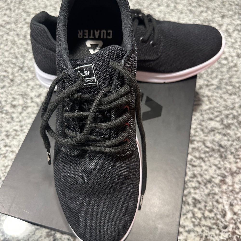 Travis Matthew Black Sneakers Sleek Low-Top Design